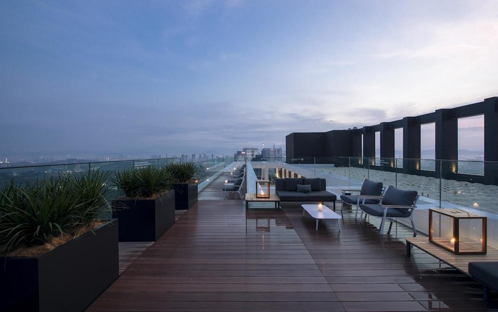 Hotel Alila Bangsar Kuala Lumpur Zewnętrze zdjęcie The rooftop bar at the hotel