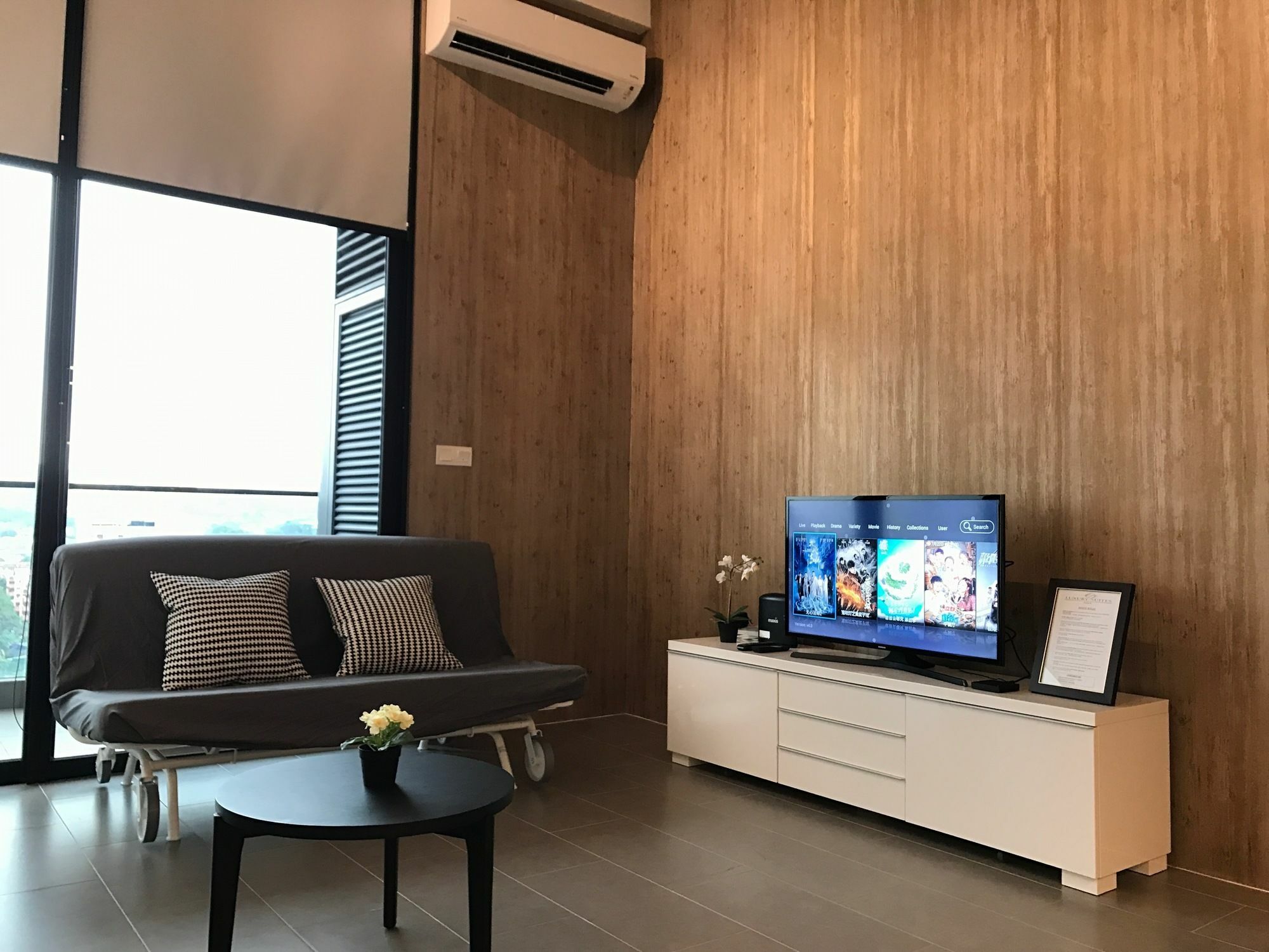 Hotel Alila Bangsar Kuala Lumpur Zewnętrze zdjęcie A living room with a television