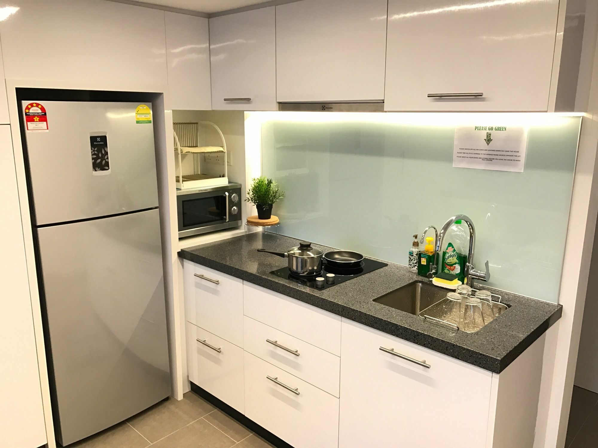 Hotel Alila Bangsar Kuala Lumpur Zewnętrze zdjęcie A typical kitchen in a student apartment