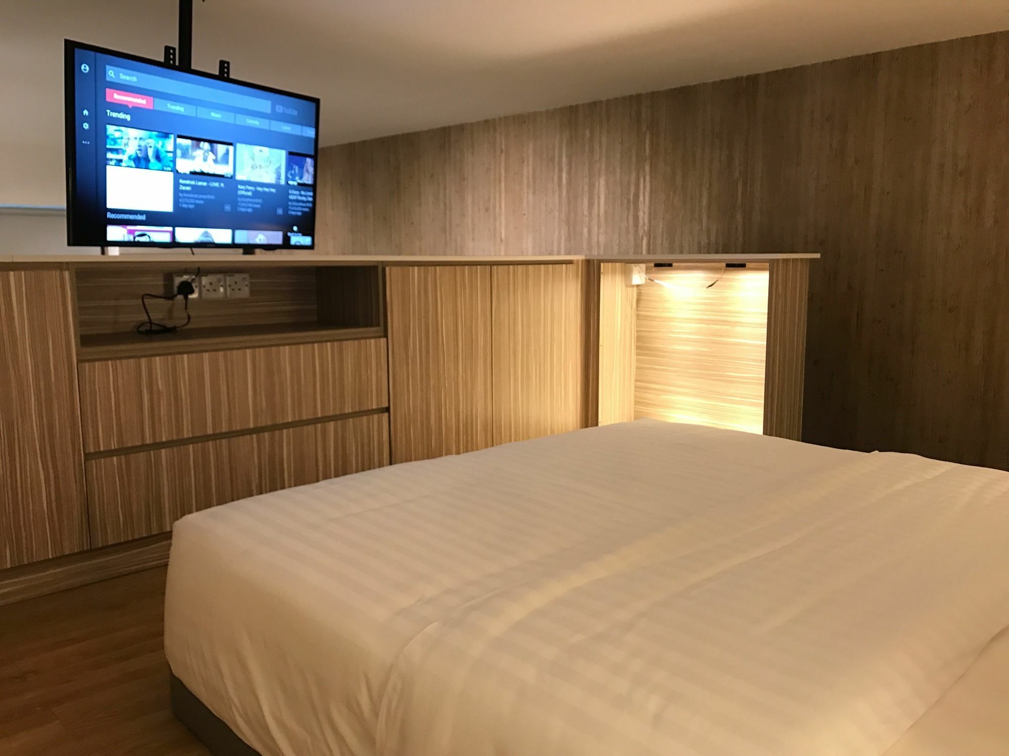 Hotel Alila Bangsar Kuala Lumpur Zewnętrze zdjęcie A television mounted on a wall in a hotel room